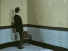 Klipp från scen om “Silly Walks” i Monty Python där samtliga i bild går på oförutsägbara och överraskande sätt.