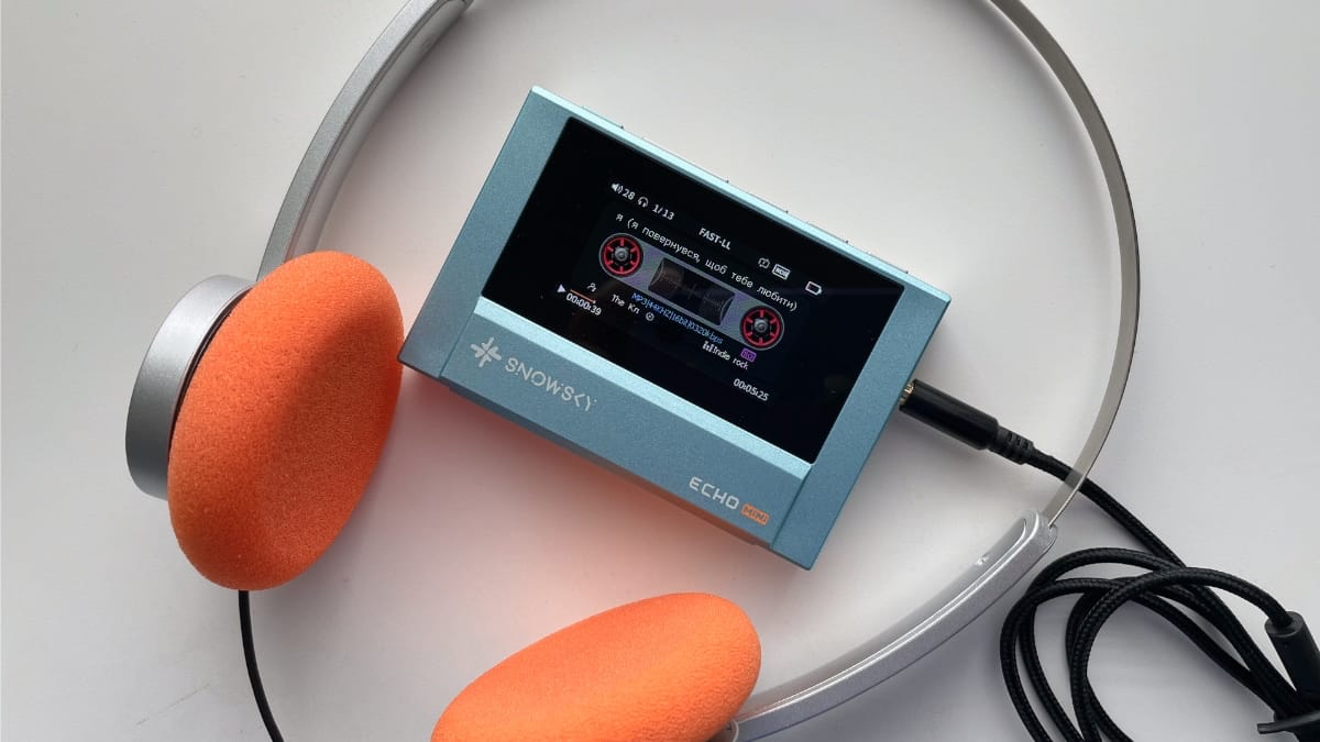 MP3-spelaren Snowsky Echo Mini som ser ut som en Sony Walkman och har möjlighet att visa musiken som spelar så det ser ut som ett kassettband. Här även med klassiska orange on-ear hörlurar (Wind) från samma företag, Fiio. Spelaren här är blå men den finns i lite olika färger.