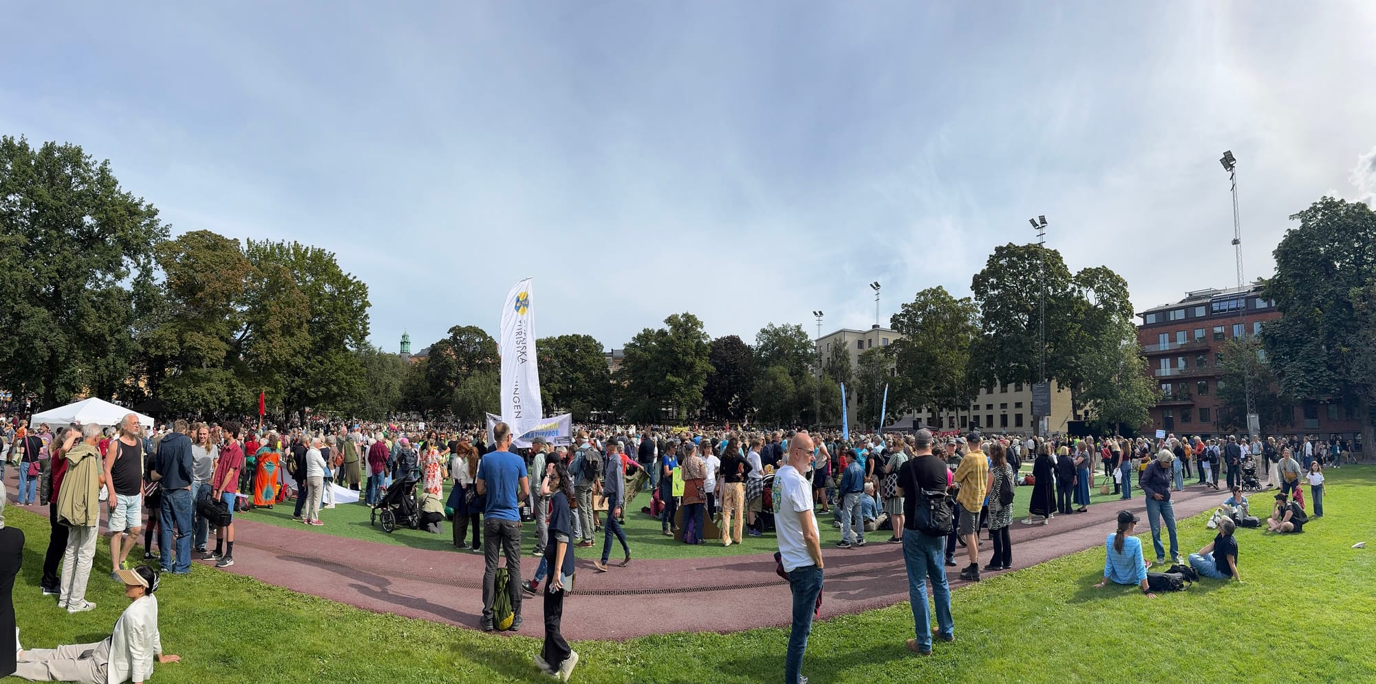 Panoramabild som visar väldigt många människor på plats i Vasaparken (ett par tusen kanske, jag tycker det är svårt att uppskatta). Även några tält och banderoller syns i bild.