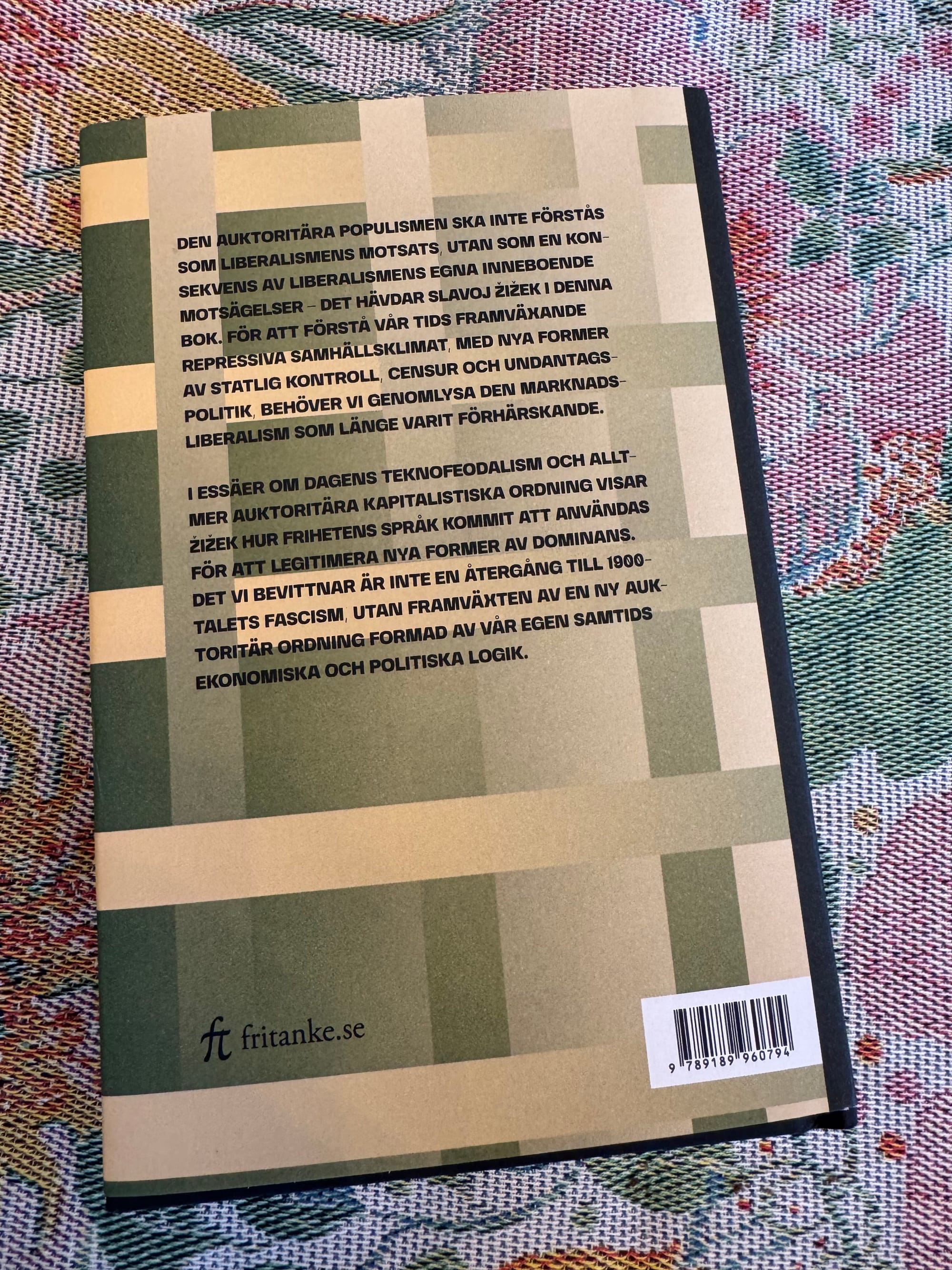 Bokens baksida. 

Den auktoritära populismen ska inte förstås som liberalismens motsats, utan som en konsekvens av liberalismens egna inneboende motsägelser - det hävdar Slavoj Žižek i denna bok. För att förstå vår tids framväxande repressiva samhällsklimat, med nya former av statlig kontroll, censur och undantags-politik, behöver vi genomlysa den marknads-liberalism som länge varit förhärskande.

I essäer om dagens teknofeodalism och alltmer auktoritära kapitalistiska ordning visar Žižek hur frihetens språk kommit att användas för att legitimera nya former av dominans.
Det vi bevittnar är inte en återgång till 1900-talets fascism, utan framväxten av en ny auktoritär ordning formad av vår egen samtids ekonomiska och politiska logik.